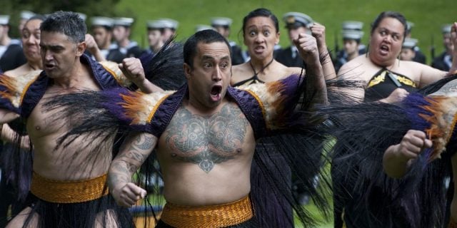 Luptători maori într-un ritual