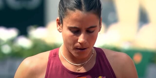 Emma Navarro, a noua jucătoare de tenis a lumii, suprinsă la turneul de Grand Slam de la Roland Garros.